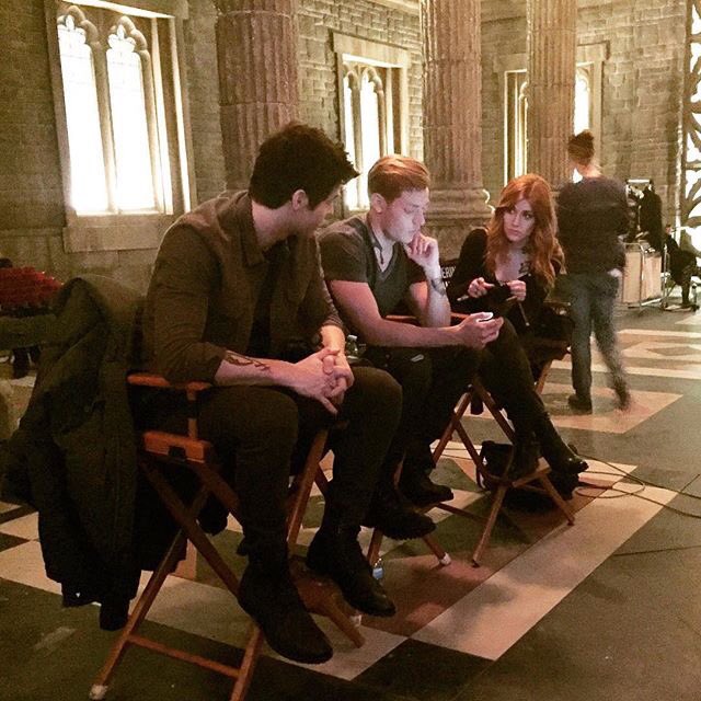MattDaddarioPT's tweet image. Nova foto dos bastidores de @ShadowhuntersTV com o Dom e a Katherine ❤