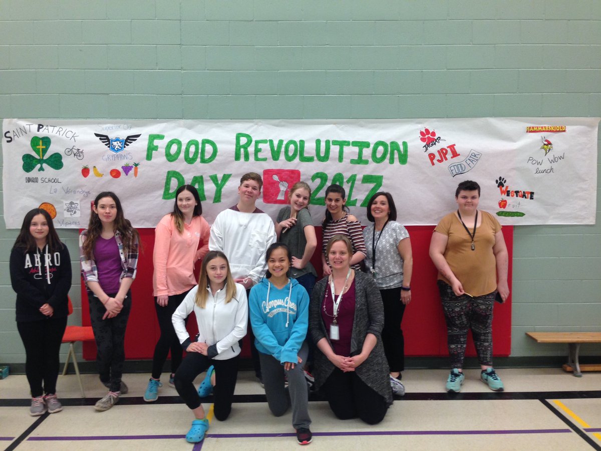 chickadharrison's tweet photo. Healthy Schools Club promoting Food Revolution Day. #TBCDSB #PJPII @ChristieKelly44 #JamieOliver #tbdhu https://t.co/vgC1xh5Siv