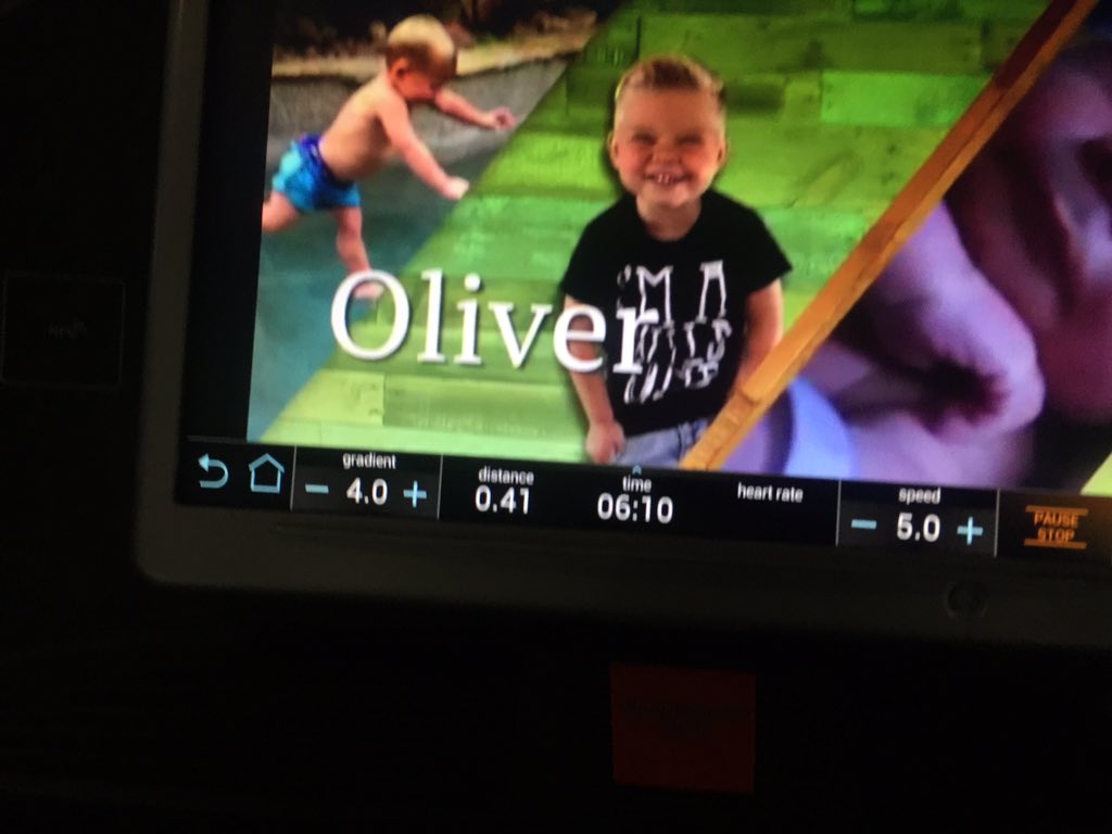 BeautyBySarah__'s tweet photo. Watching my favourite daily vloggers at the gym ❤️❤️👌🏻 @Missy_Lanning @bryanlanning dedication 😂 #dailybumps #amazing #vlog #youtube #like https://t.co/BNRFnJHjj5