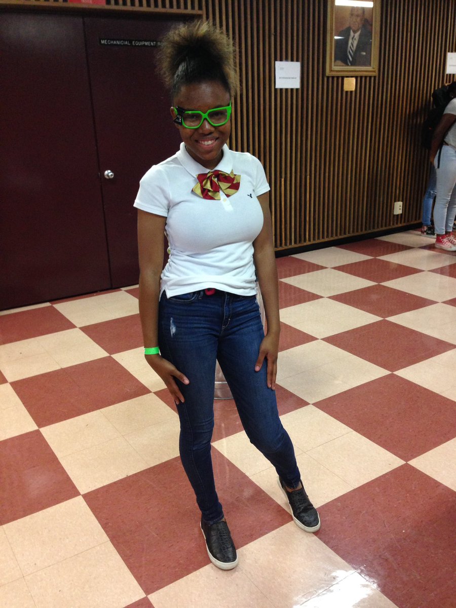 DubCLions's tweet photo. Nerd Day π€ #SeniorWeek17 #co2017seniorsdubc https://t.co/tTuOZVcjds