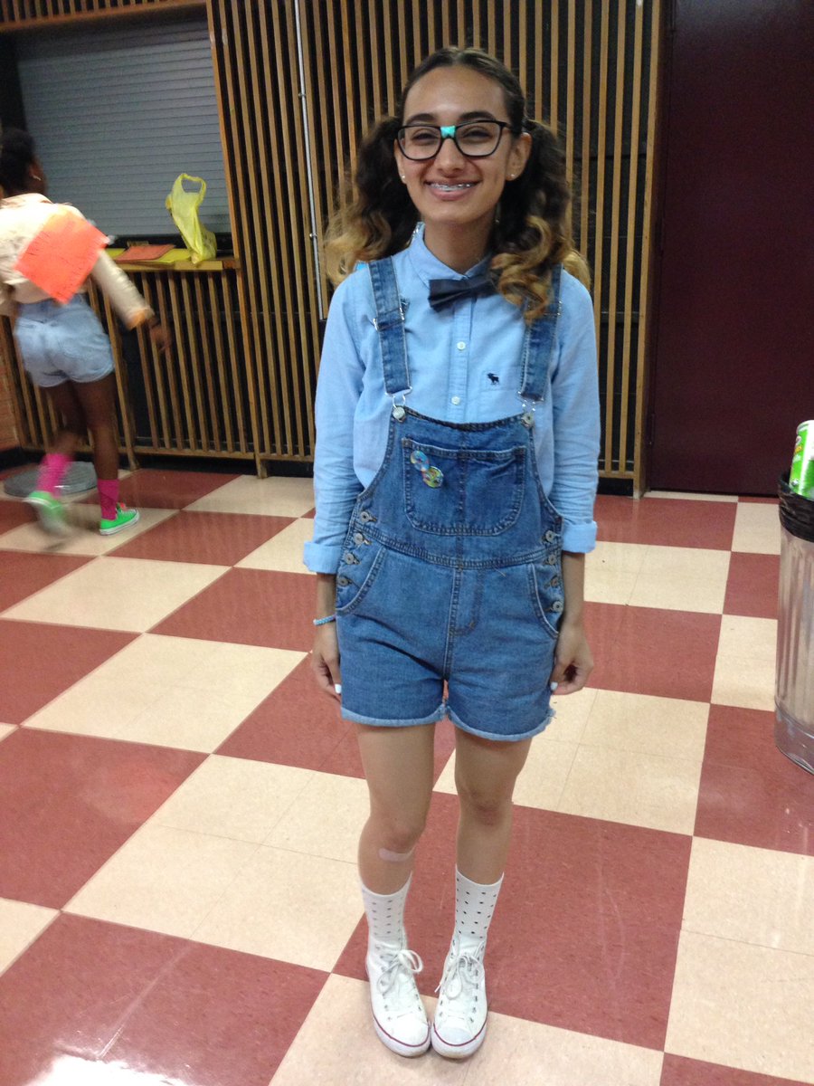 DubCLions's tweet photo. Nerd Day π€ #SeniorWeek17 #co2017seniorsdubc https://t.co/tTuOZVcjds