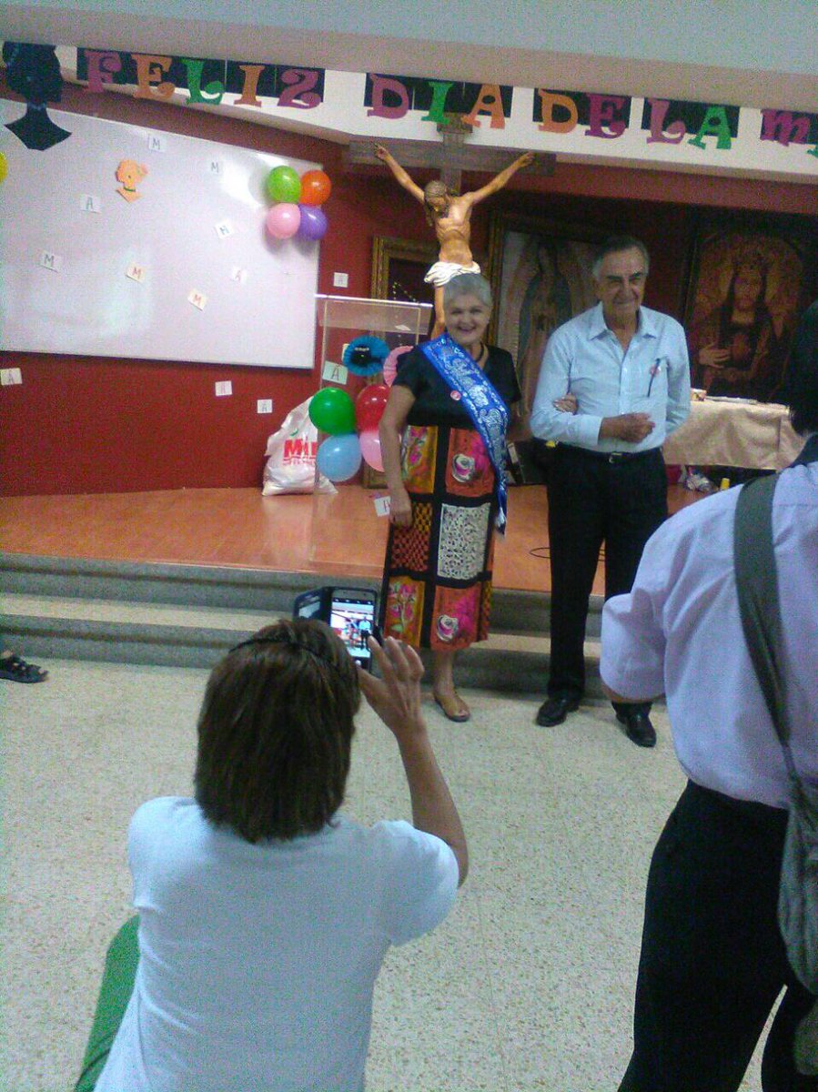 solegalarzmusic's tweet photo. Hija orgullosa, te amo Ma #MadreSimbolo #ClubLosCeibos #adultosmayores 🥇🏵🏆 https://t.co/rb0r8GFYxS