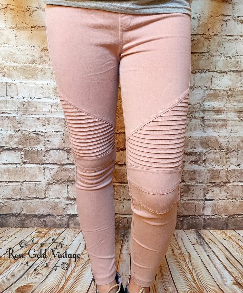 RoseGoldVintage's tweet photo. The MUST HAVE Moto Jeggings for Spring have moto styling on the legs and side ankle zippers. #motojegging
https://t.co/N3ixbLKM0a
via @outfy https://t.co/s5xDacMApO
