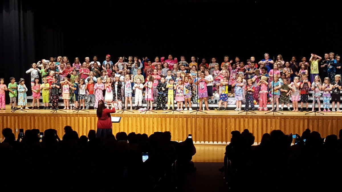 meharris35's tweet photo. These kids were fabulous tonight!  Another great show! @kejackson121 https://t.co/jzqQqDTvia