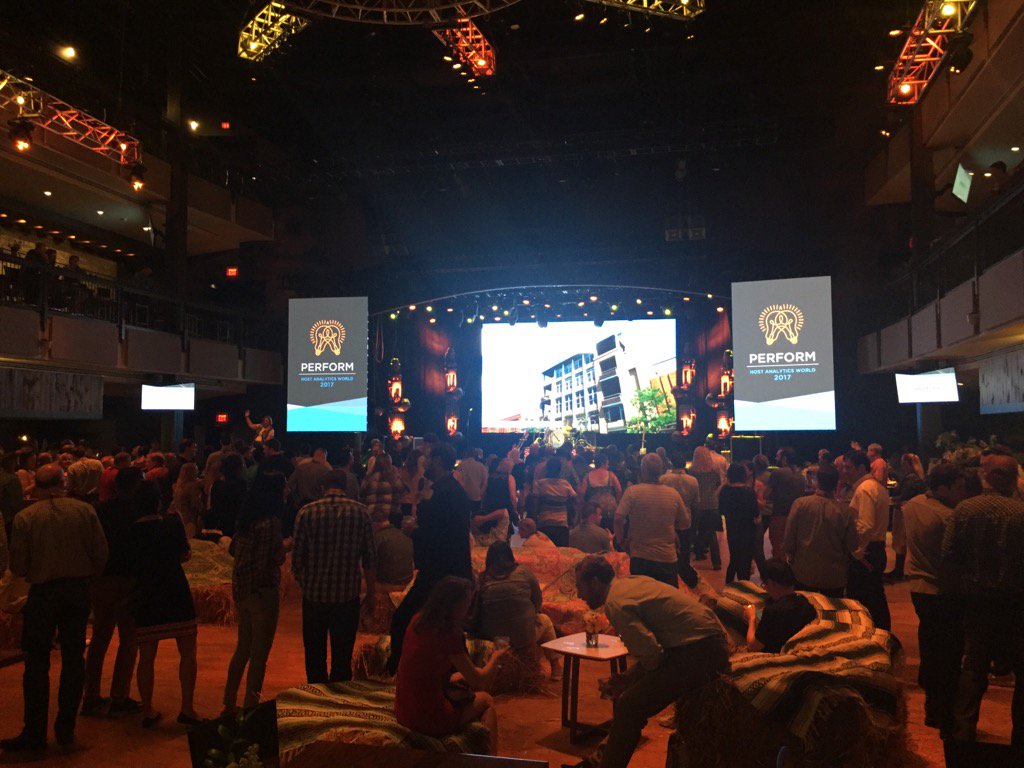 Kellblog's tweet photo. Hundreds of finance people line dancing #haworld #epm https://t.co/1aUnUaw1o8
