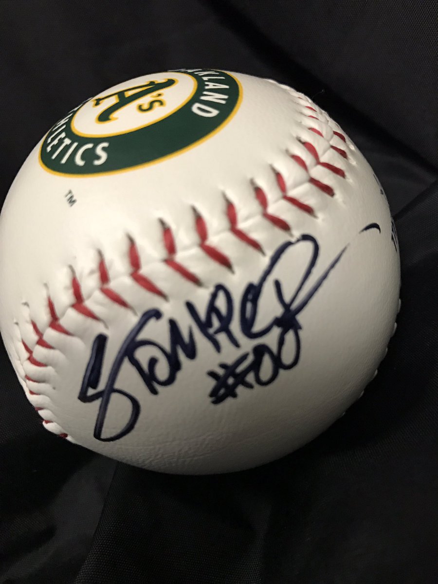 sjsharkie's tweet image. Giving away my first pitch ball signed by @stomper00 and me. RT this tweet for a chance to win it. One rt will be contacted via dm.