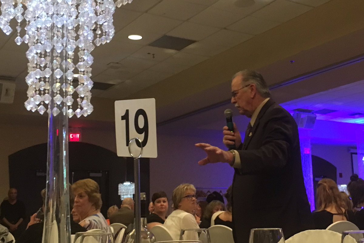 JamesTeitsma's tweet photo. MLA @CliffGraydonMLA working the crowd with his #auctioneering skills at #tjsgift gala! https://t.co/zi0dMYgtkb