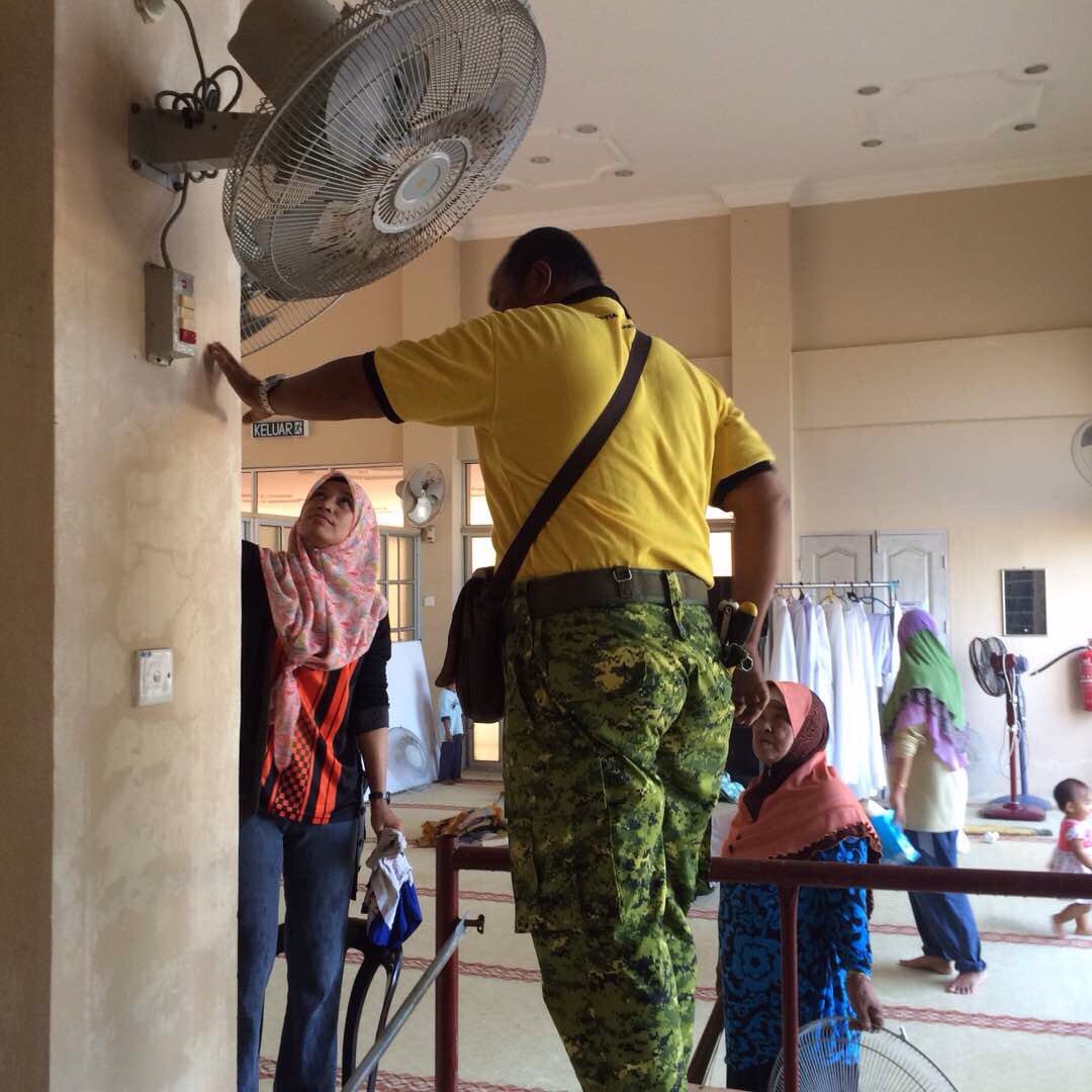 LingaiCity's tweet photo. Program KHIDMAT KOMUNITI SETEMPAT di Masjid kg Lingai
#FarduKifayahItuDituntut 
#WeAreLingairian 
#TheRubbers https://t.co/lFG6Krmq9Y