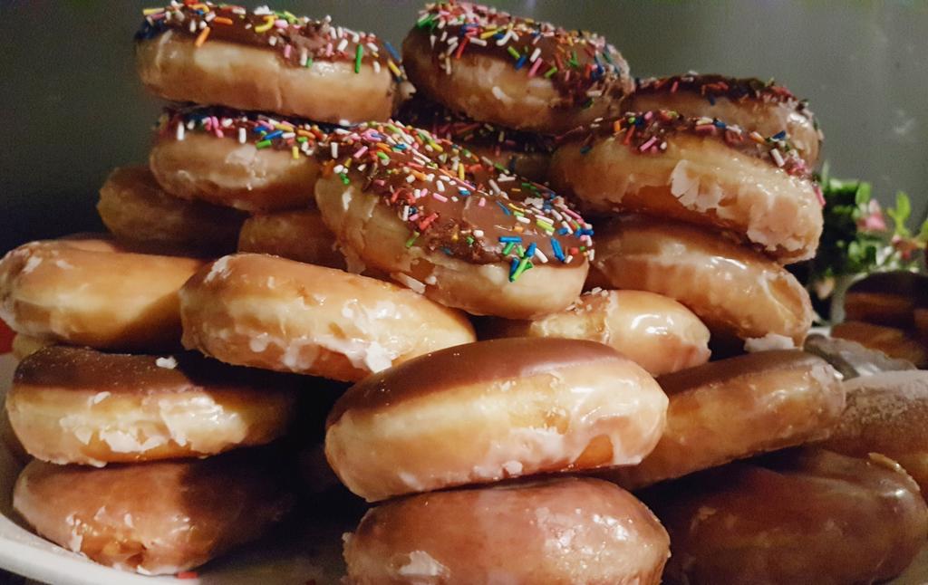 MattStonie's tweet photo. About to Destroy all these donuts LIVE for @ATT's #StudyFest. I specifically asked for lots of Rainbow Sprinkles
https://t.co/681crFM9Lb #ad https://t.co/yBHzGOSHet