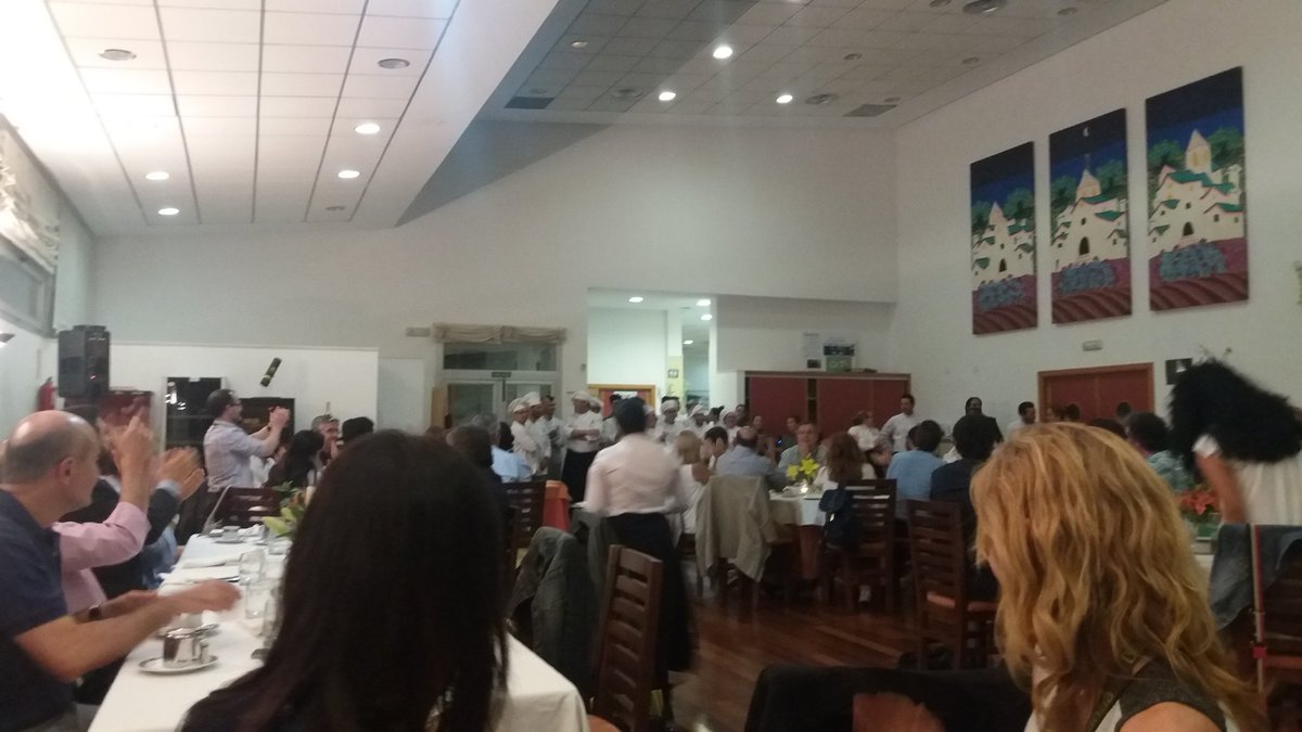 Gran aplauso a los.profesores y alumnos de la Escuela de Hostelería de Målaga por su excelente cena #fpempresa #IVCongresoFPEmpresa