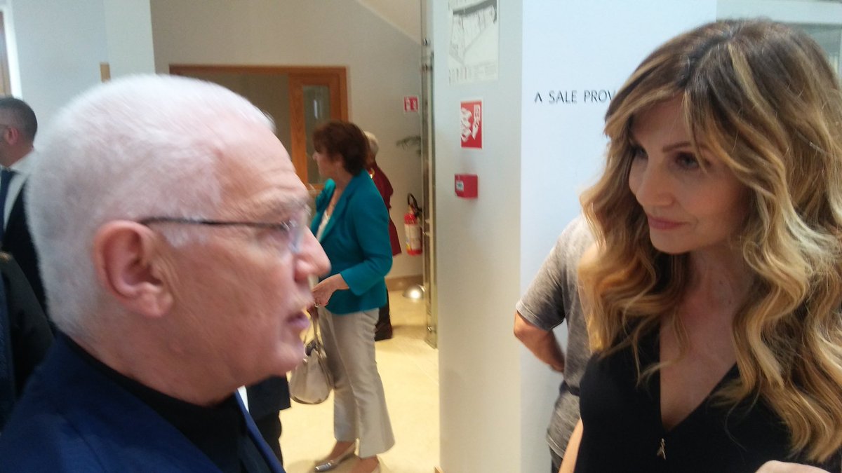 BarbaraOlmai's tweet photo. #Tolentino #destinazionemarche #bentornatopoliteama  #lorellacuccarini #micheledelucchi #francomoschini #arturobrachetti #noisiamolemarche https://t.co/WQIn5TxxZn