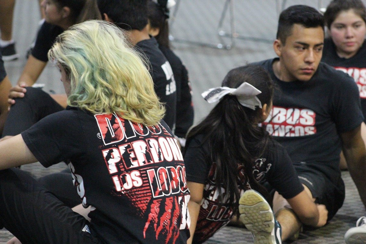 1VIDACHEER's tweet photo. #1VIDACHEER por #ochotv, 
#tueresnuestroequipo #lobosblancos #UNIVA #Competencia #compromiso #cheer #youtube #youtubers https://t.co/rtOx41OEhV
