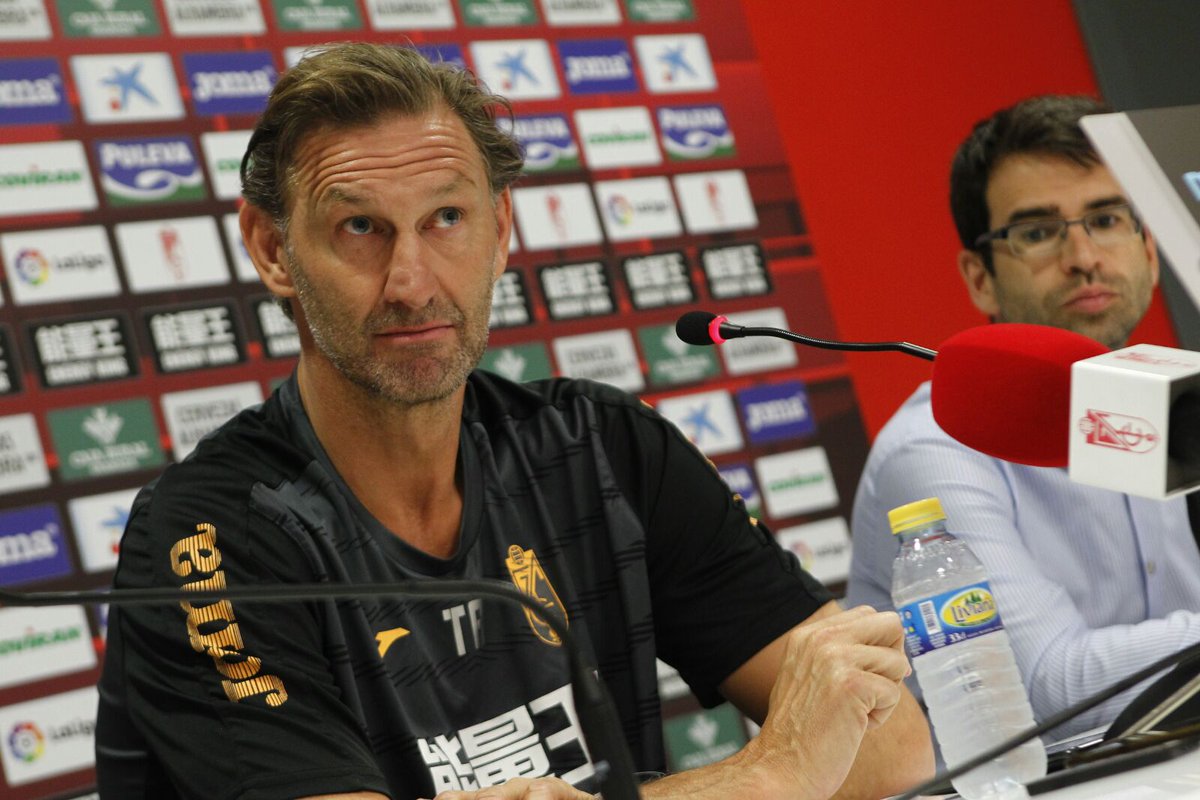 En match i #LaLiga på fredag!
Avspark 20.45:
#Granada v #Espanyol
Skador &amp; avstängningar:
skadekollen.com/fotboll/primer…
#PrimeraDivision