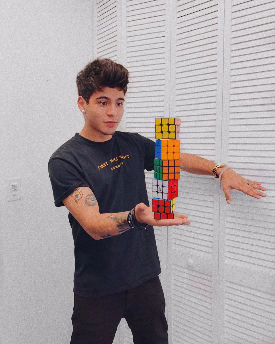 villalobossebas's tweet photo. Mis piezasdelcubo, mi todo https://t.co/zXYLqndgpB
