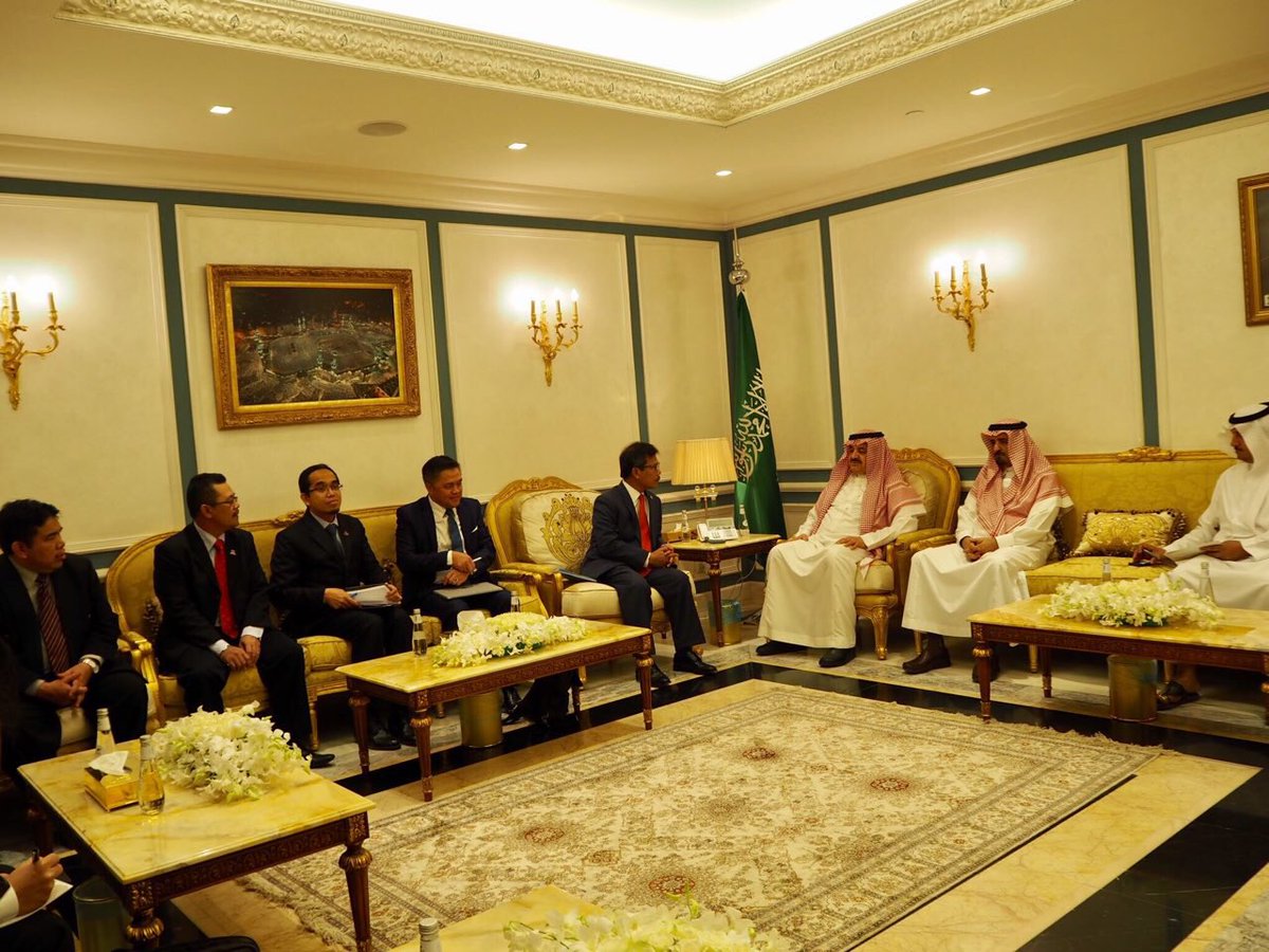 alwi_ibrahim59's tweet photo. Kunjungan hormat ke atas H.E. Mr. Abdul Rahman Al-Rabi'an, Deputy Minister of Interior, Saudi Arabia. https://t.co/E2NXgzVSuF