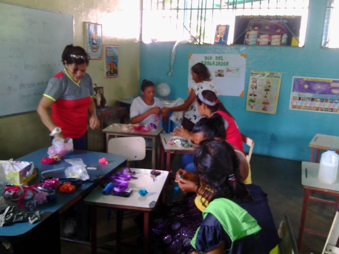 eb_masato's tweet photo. Taller de elaboracion de lazos @eb_masato @clifmaguablanca @norkyegc https://t.co/zu055gkDew