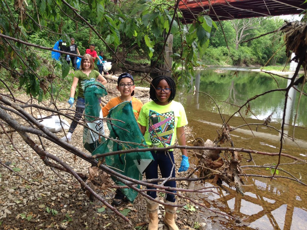 RBJayhawk74's tweet photo. RB 4th graders helping keep our rivers clean#center58 https://t.co/7kd1rq1uXD