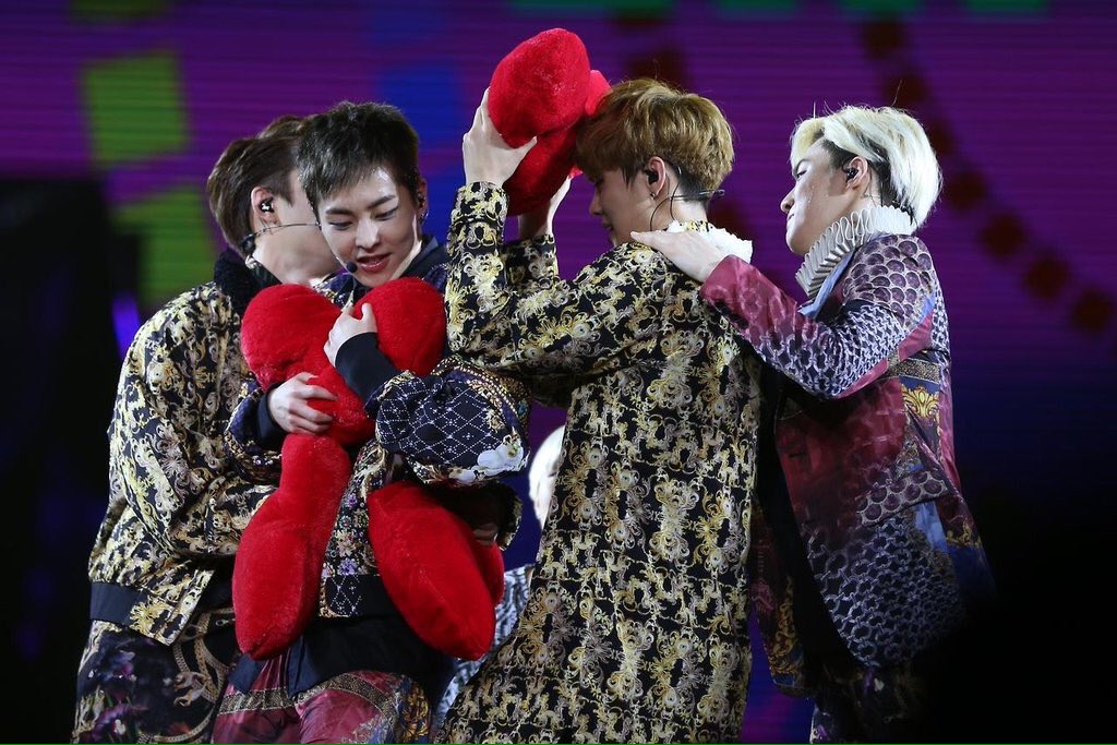 luhanpics's tweet photo. I am eternally thankful to Junmyeon and Kyungsoo for this https://t.co/Z3CX0JpXja