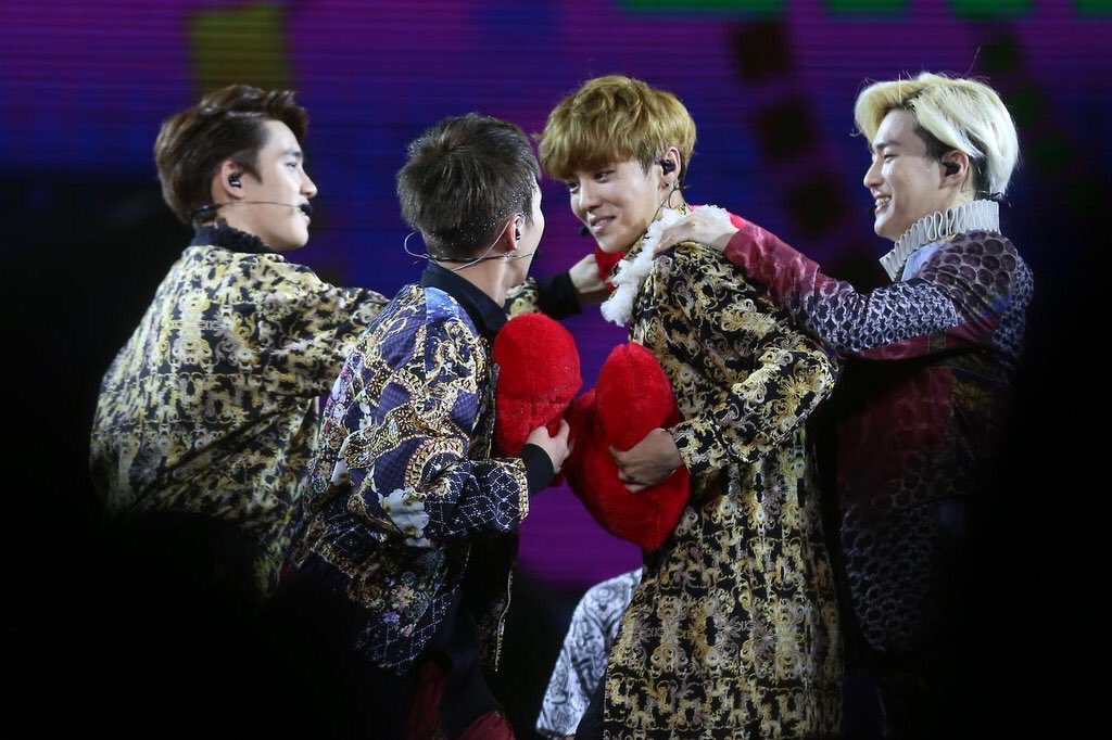 luhanpics's tweet photo. I am eternally thankful to Junmyeon and Kyungsoo for this https://t.co/Z3CX0JpXja