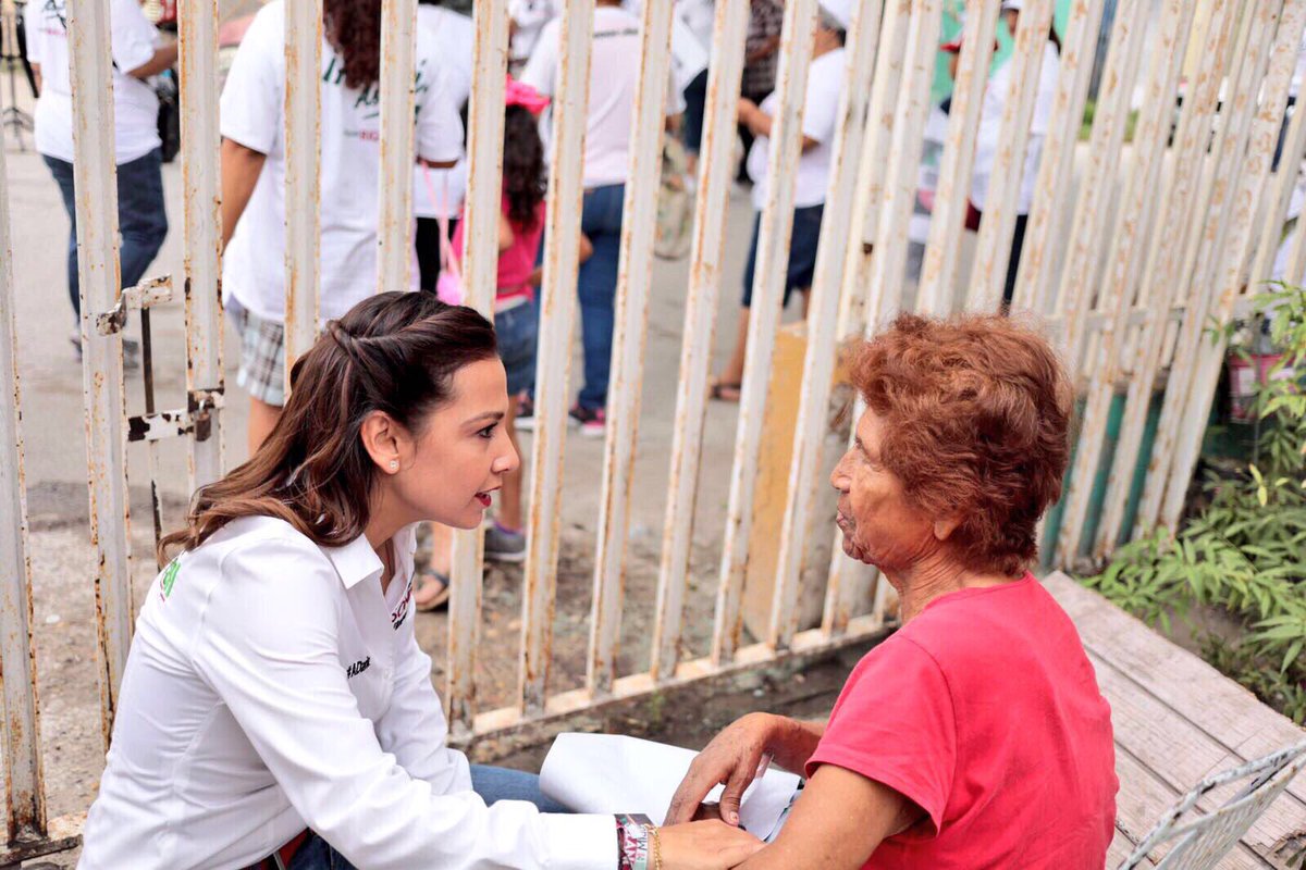 Veronica_mtz's tweet photo. "Trabajaremos con @mrikelme por un mejor ordenamiento vial en #PiedrasNegras".- @villarrealsonia candidata alcaldesa #3de3 #VotaPRI https://t.co/unBzOjujsM