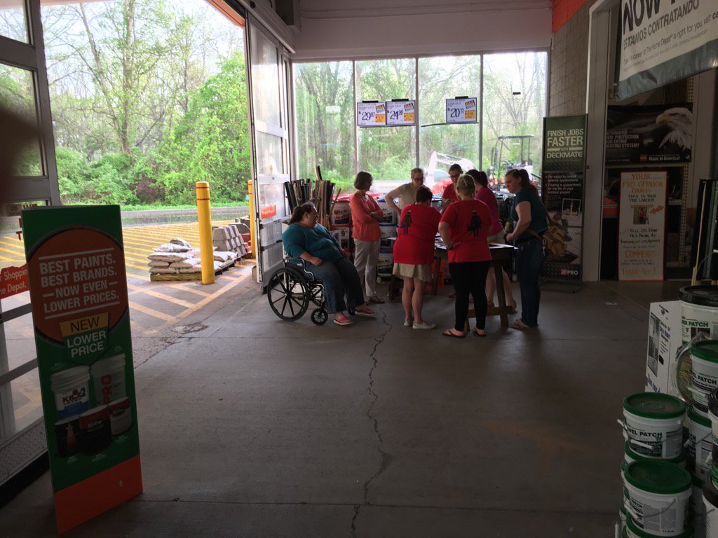 amyann012's tweet photo. Even the rain can't keep our ladies away. Thanks Sam for another good DIH workshop. @Stratto1Clinton @SupercuseDM https://t.co/dV98cAzEAb