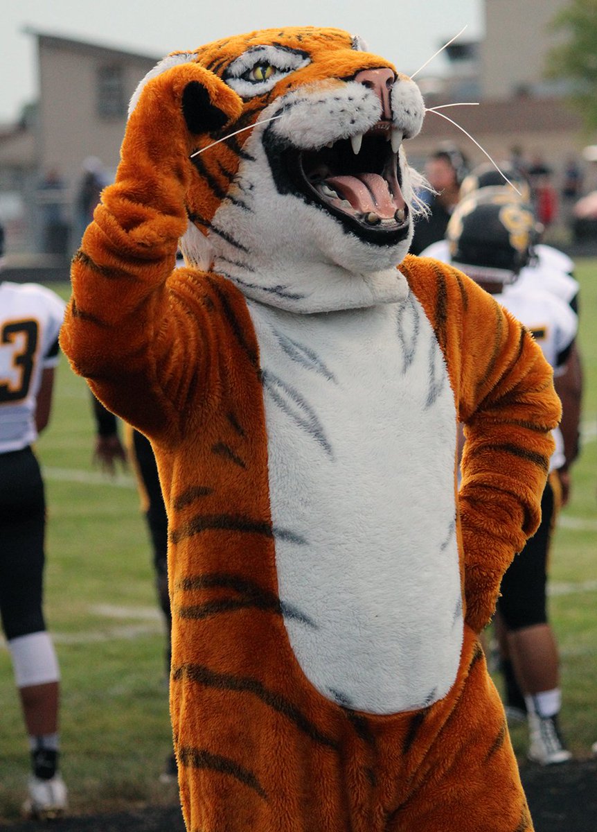 SEDALIASCHOOLS's tweet photo. Senior @Carverizapimp turning in @SCTigersHS tiger stripes to become @sfccmo mascot Rowdie the Roadrunner #SCTigerPride #MascotLife https://t.co/bAQTpMvwNr