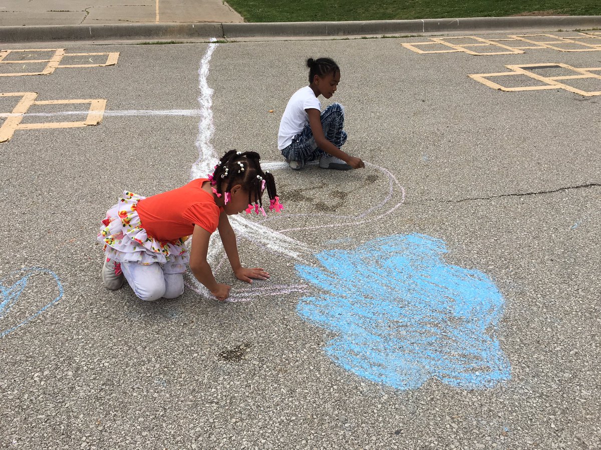 bosky_teach's tweet photo. Ss enjoying bubbles and chalk during extra recess for end of school countdown #RB58 #Centersd https://t.co/domKNOc8SR