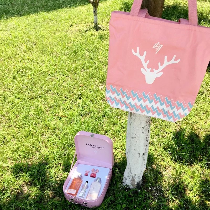 heartlu0420's tweet photo. 🌸The Limited LH7 Blossom package including a shimmering lotion, a hand cream, make-up box, bag and key chain. #LuHan #LuHanLOCCITANE https://t.co/02Co3te2BZ