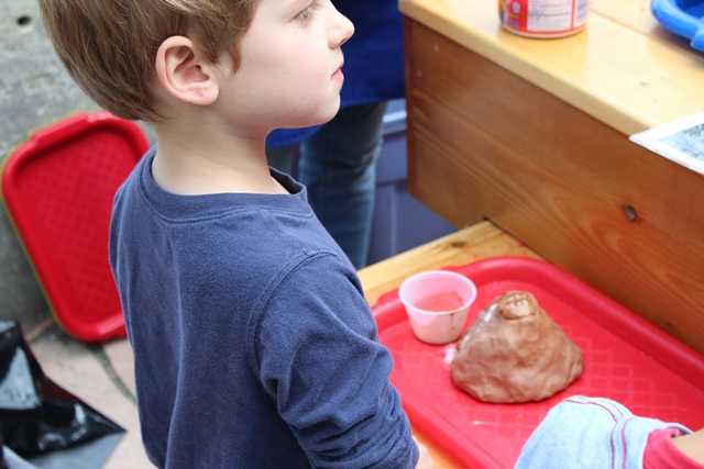 KidsQuestCM's tweet photo. #tbt 37 years ago Mount St. Helens erupted for the first time. Naturalist Hour created mini volcanos! #naturalisthour #MtStHelens https://t.co/5rNQTy8F1T
