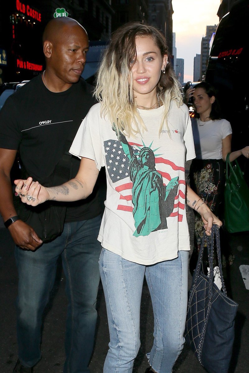 MileyRaySlays's tweet image. New candids of Miley in NYC