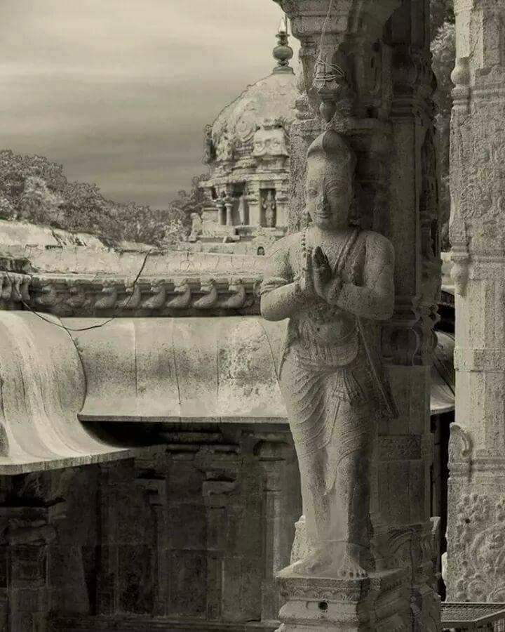 blackietwits17's tweet photo. பாகுபலி மன்னரின் கிராபிக்ஸ் காட்சிகளை கண்டு வியக்கும் மனிதர்களே
இது தான் எங்கள் சோழ தேசம் ராஜ ராஜ சோழனின் சமஸ்தானம்
பிரம்மாண்டத்தின் உச்சம் https://t.co/kA3ox1MIug