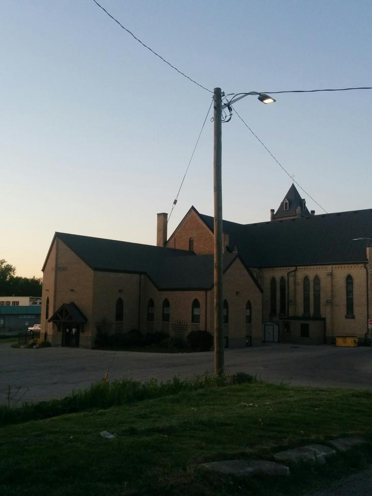 BirdsCanada_ON's tweet image. Finding swift roosts is addictive! Tonight, new one confirmed in #Ingersoll. 2 in, 10 still swirling above. #swiftwatch