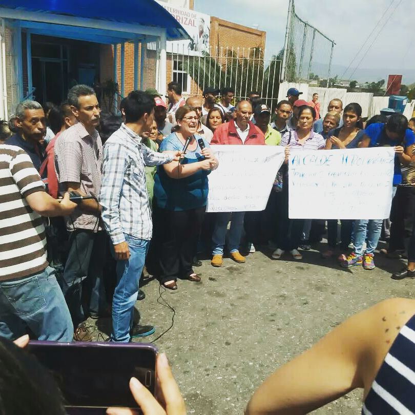 FlacoDeLasRedes's tweet photo. #MirandinosQueremosPaz No son manifestaciones pacíficas, son actos terroristas que asedian a los #AltosMirandinos sin distingo político https://t.co/XVBt2kTny4