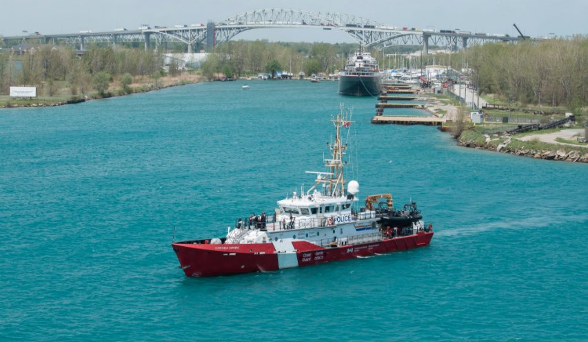 SpitsHockey's tweet photo. Huge thanks to the @CCG_GCC. What a thrill to see the Memorial Cup pull up to Windsor's riverfront aboard CCGS Constable Carrière! https://t.co/I9zZO8pifT