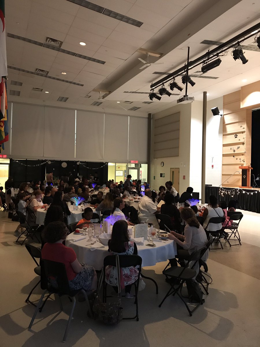 CoreyCSV's tweet photo. La soirée des étoiles est un succès phénoménale🤗✨🌟 #fierdevous #bravomesamis #uneécoleaugrandcoeur @CSViamonde @ESRonaldMarion https://t.co/UwamaLymQs