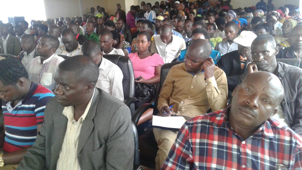 Geoffreyinnoce's tweet photo. #Nkuwikorera mu Karere ka Nyaruguru abantu bakubise baruzura haje abanyamuryango ba macooperative 453 https://t.co/ZFnI8BatqJ