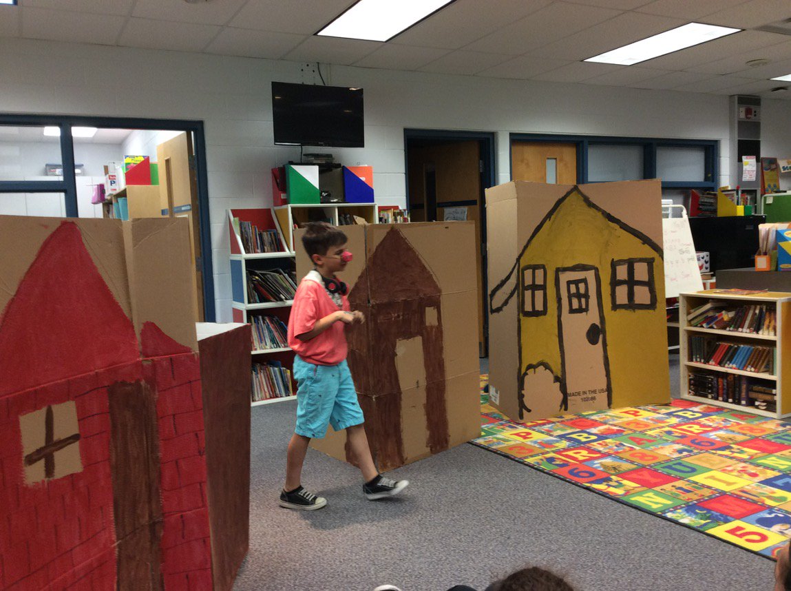 HayMadame's tweet image. Proud of "Les Trois Petits Cochons" presentations by quatrième anneé! @BrebeufNews #aimlanguagelearning