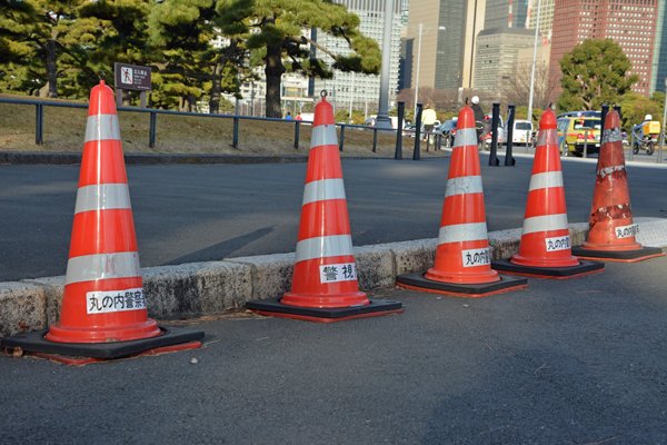 ゆーき Miu404 On Twitter 1本の 警視庁 のキャリアカラーコーンが 現場所轄 丸の内署 のカラーコーン の陣頭指揮を執ってる感がすごい ｗそして奥には現場一筋で生きてきる 年季の入った丸の内署の老コーンが 街角図鑑 カラーコーン がんばれパイロン