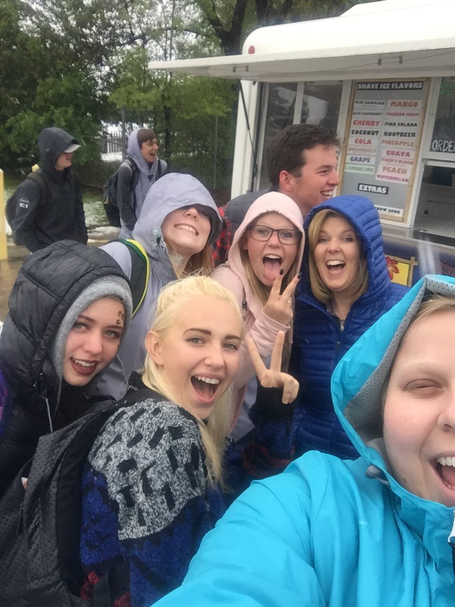 jdcantwell's tweet photo. We had to cancel our "Senior Scram because - SNOW!❄️ Still had Shave Ice for seniors.🍧#snowonsnow 🏔#classof2017 #springincolorado https://t.co/kVj9aKhesB