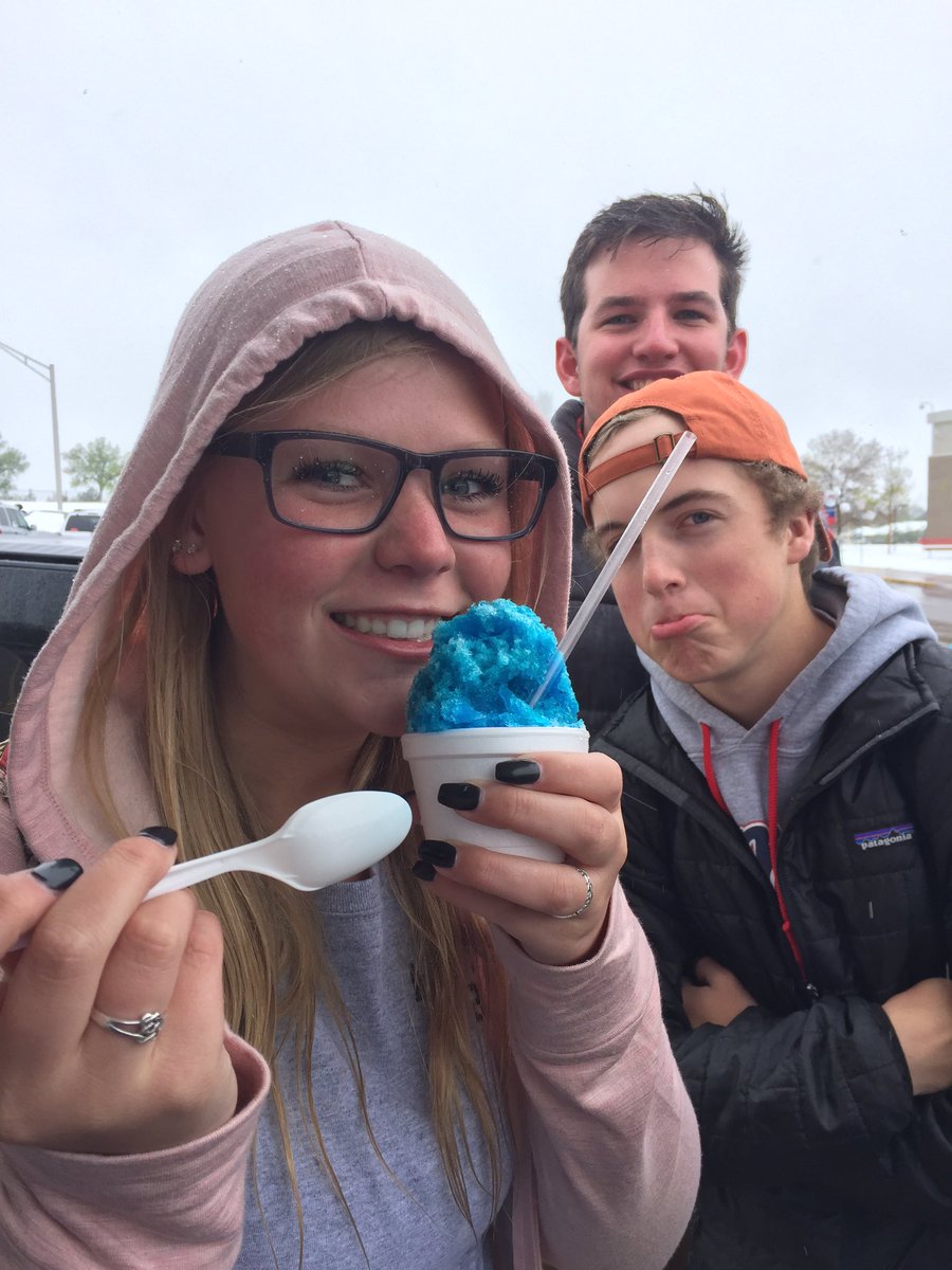 jdcantwell's tweet photo. We had to cancel our "Senior Scram because - SNOW!❄️ Still had Shave Ice for seniors.🍧#snowonsnow 🏔#classof2017 #springincolorado https://t.co/kVj9aKhesB