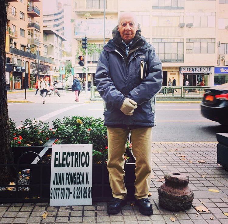 mamalechuza's tweet photo. El es don Juan Fonseca, eléctrico, está paradito todos los días frente al Drugstore, si necesita un eléctrico honesto, llámelo a el! RT 🙏🏻🤞🏻 https://t.co/U8FAuvIYmG