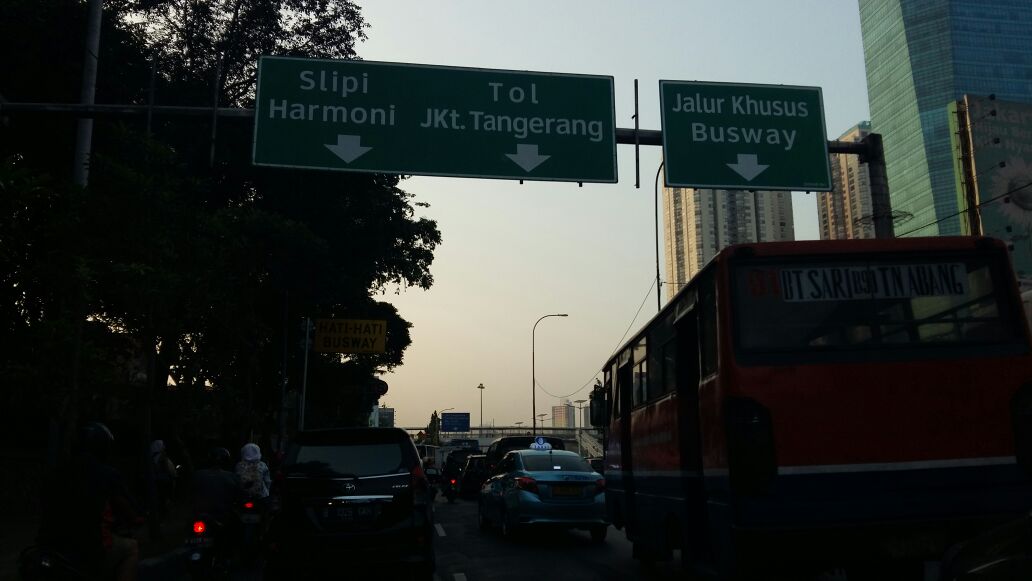 IndraLie's tweet image. Mohon pencerahan, knp kalau naik fly over tol tangerang dari jalur tengah akan ditilang? Sedangkan tdk ada rambu larangannya @TMCPoldaMetro