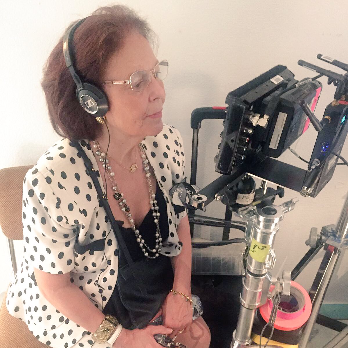 kevadamsss's tweet image. Ma Mami sur le tournage du film #LoveAddict...Au début elle etait gênée tout ça et au bout de 10mn cest elle qui criait "ACTION! COUPEZ!!" 😂