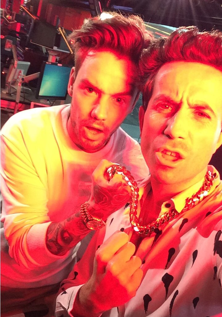 R1Breakfast's tweet photo. Sharing the #PayneChain love with @LiamPayne 🏅🏅🏅 https://t.co/390Es1tiHn