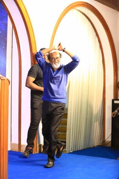 Southcinema1's tweet photo. #Thalaivar @superstarrajini at today's fans meet ( Day5) 
That style both in onscreen and off screen is unmatchable 🙏🏻

#RajinikanthFansMeet https://t.co/rBckjolsrH