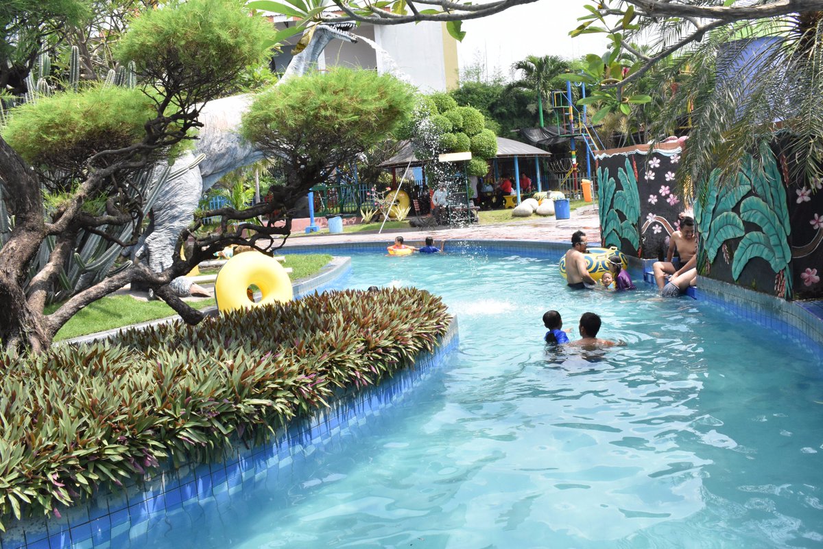 SuncityW's tweet photo. FRIYAY!! .

Kau boleh bersedih ktika harus memilih untuk melepaskan, karna itu lebih baik daripada harus terus memaksakan

#suncitywaterpark https://t.co/T0jrdj0H0z