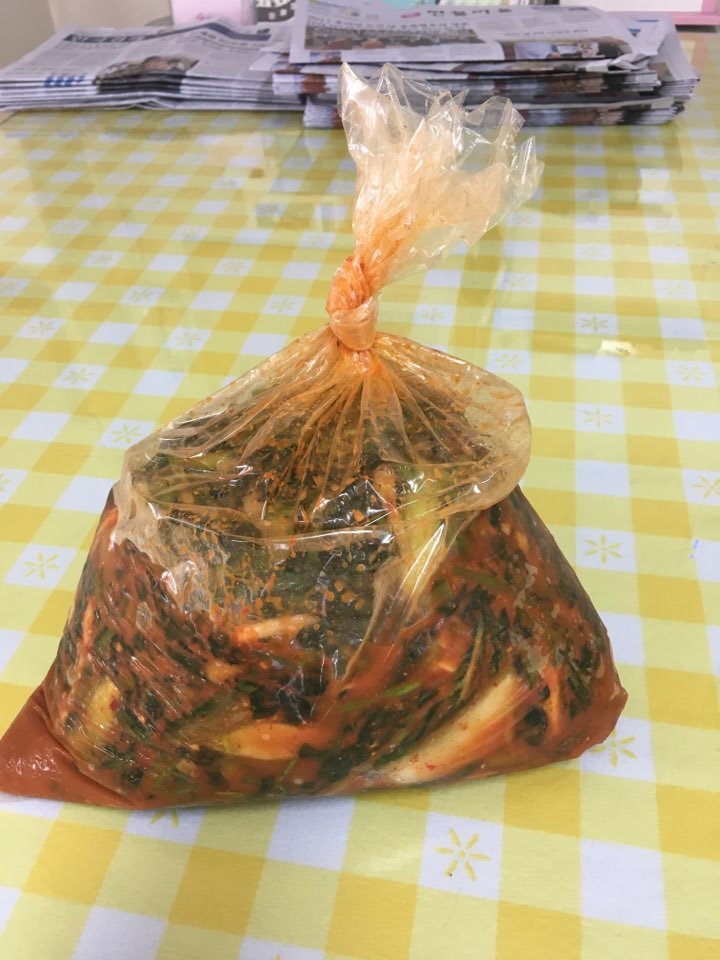 분당2권역(한솔종합사회복지관)무한돌봄네트워크팀은 원봉공예에서 후원해주신 김치를 대상자 가정에 전달하였습니다. 이번 연계를 통해 대상자의 식생활환경 개선 에 도움을 드렸으며 건강한 식생활 유지할 수 있도록 지속적으로 모니터링하겠습니다.