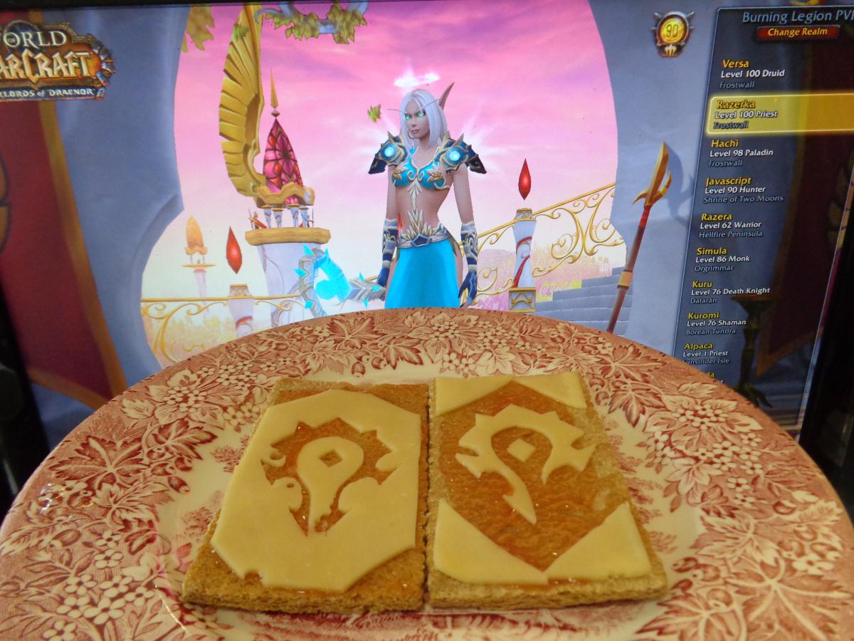 SafewowTeam's tweet photo. Eating... For the Horde! <crunch> 
Buy cheap WoW Gold with 6% off code:SWTW on https://t.co/MQ3Rnrh2vH
#Horde #Warcraft #Wow #Alliance https://t.co/vGHHFQJfWR