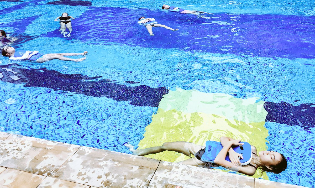clos_gm's tweet photo. G6 working on creasing #buoyancy through breathing & #propulsion today! And of course a bit-o-fun. #SISrocks #SISphysed #ascta #swim #physed https://t.co/lNDYf1bNq0