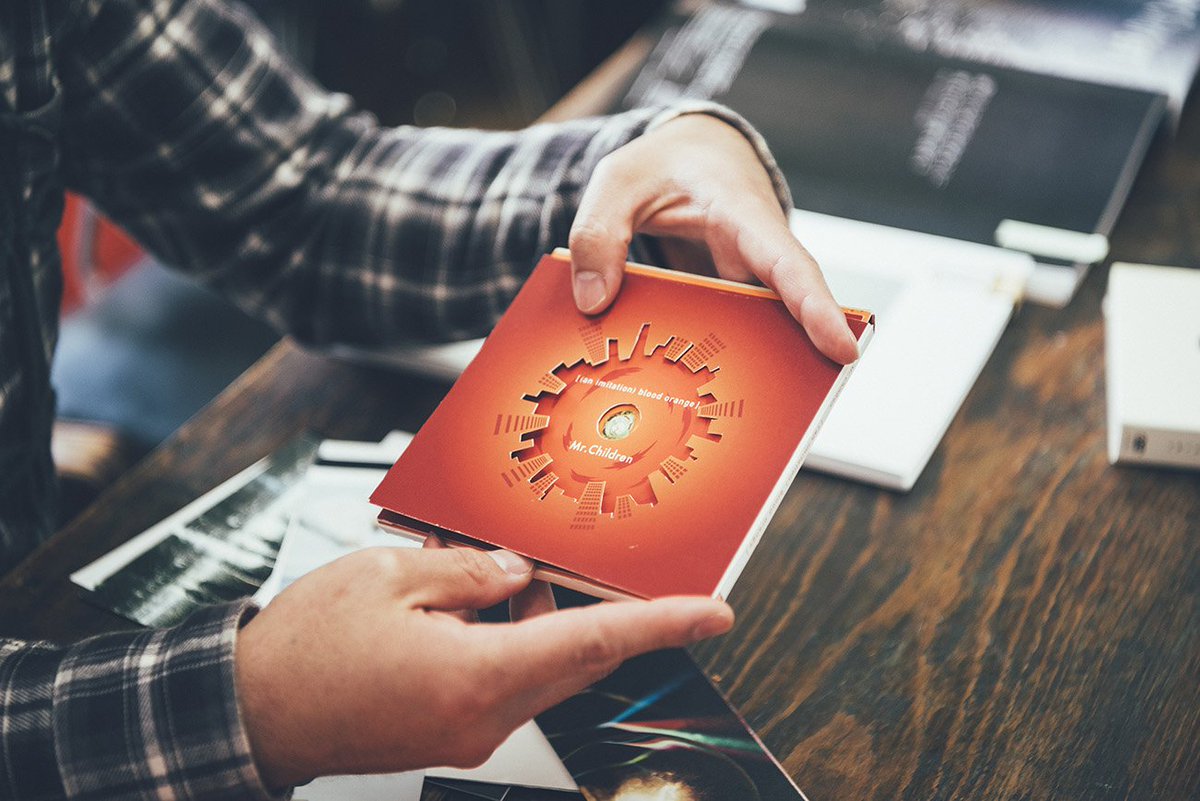 Switch Sur Twitter 特集 The Artworks Of Mr Children 明日発売 くるみ Gift 等のmvで知られる丹下紘希が手掛けるアートワークとは こちらは丹下による An Imitation Blood Orange プレゼン用の手作りの試作cdジャケット レアです T Co